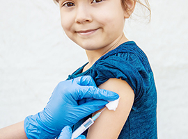 une fillette se fait vacciner